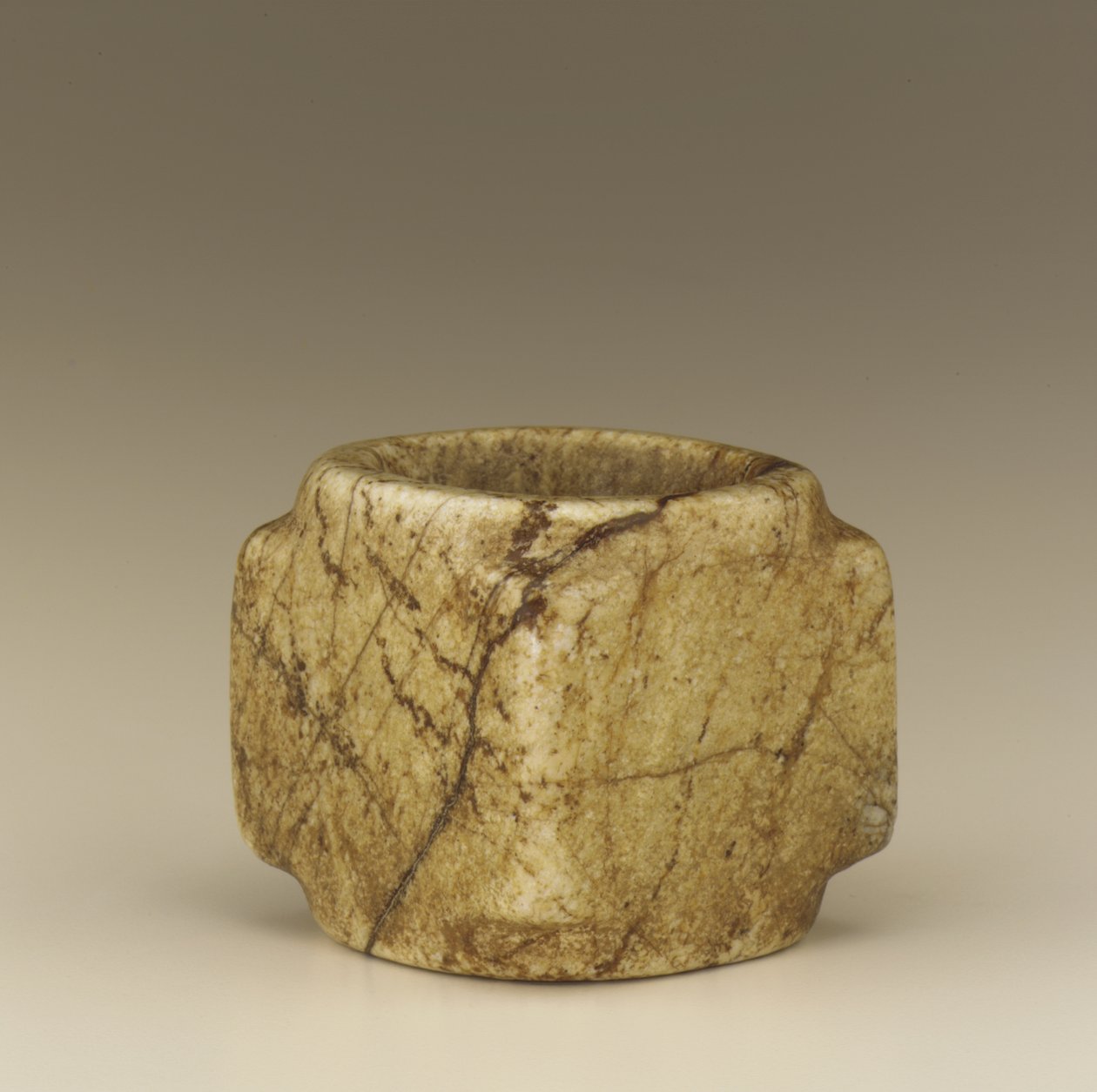 Cilindro quadrado, oco, do tipo tsung (calcita) de Qing Dynasty Chinese School