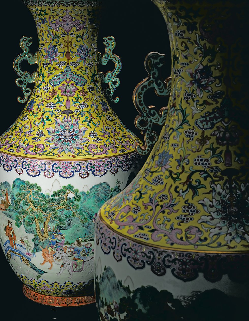 Um par de vasos de rosas da família imperial (cerâmica) de Qing Dynasty   Jiaqing Period Chinese School