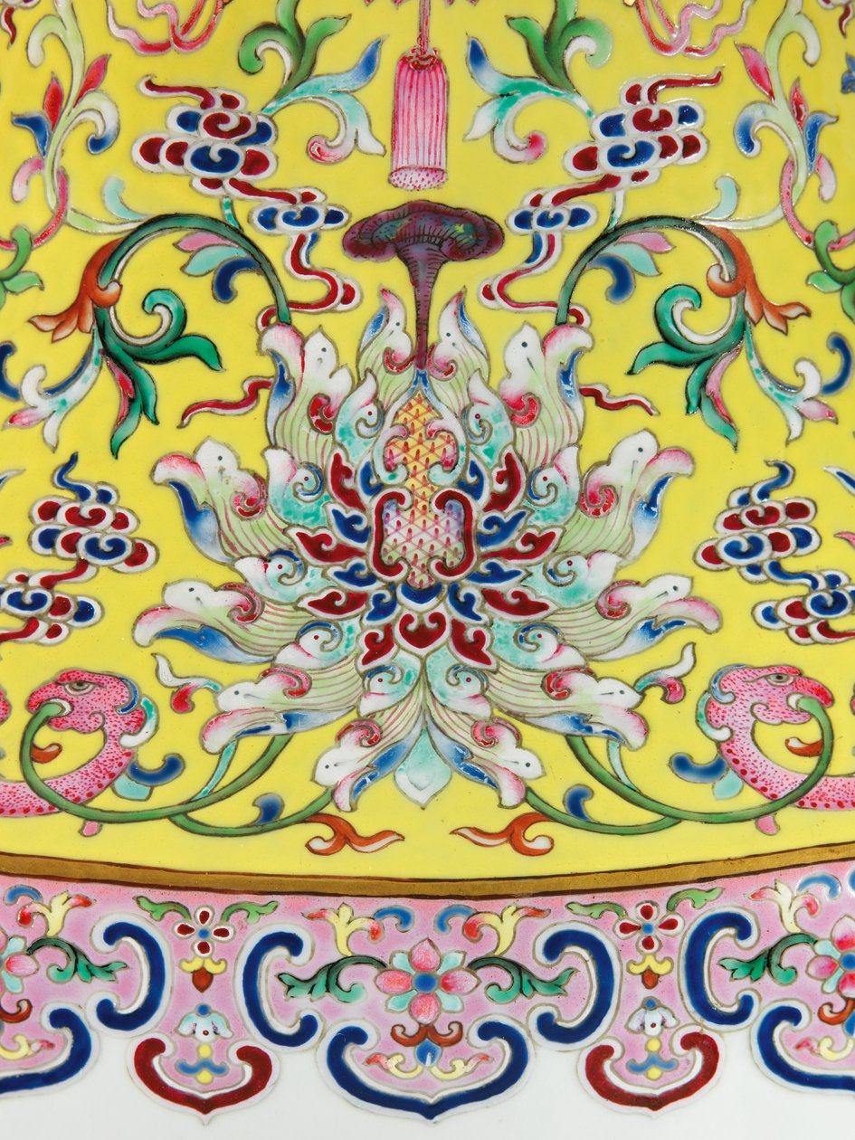 Detalhe de um de um par de vasos de rosas da família imperial (cerâmica) de Qing Dynasty   Jiaqing Period Chinese School