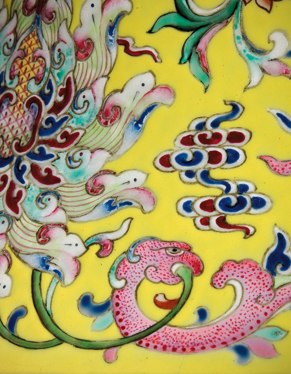 Detalhe de um de um par de vasos de rosas da família imperial (cerâmica) de Qing Dynasty   Jiaqing Period Chinese School