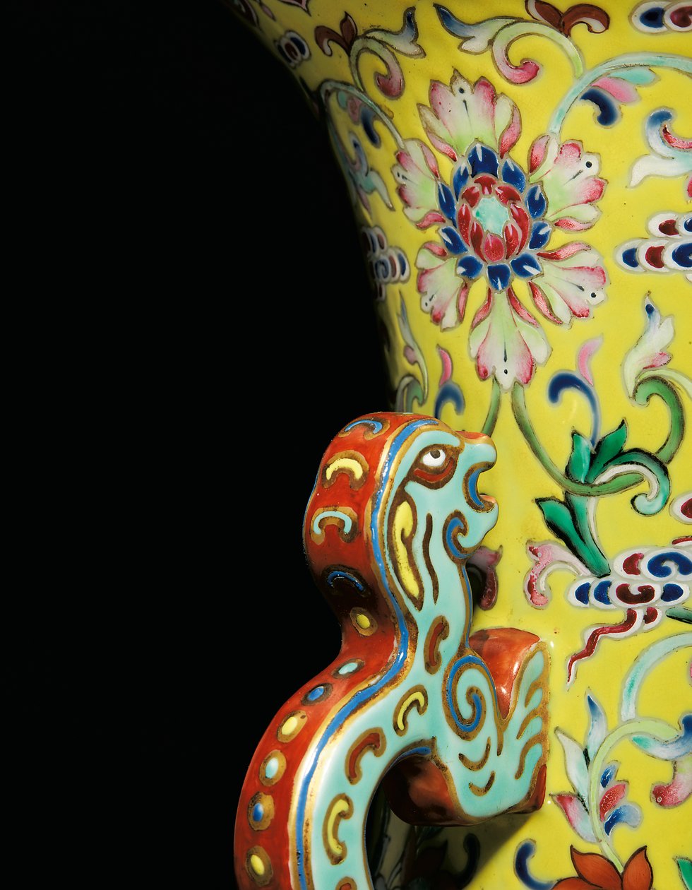 Detalhe de um de um par de vasos de rosas da família imperial (cerâmica) de Qing Dynasty   Jiaqing Period Chinese School