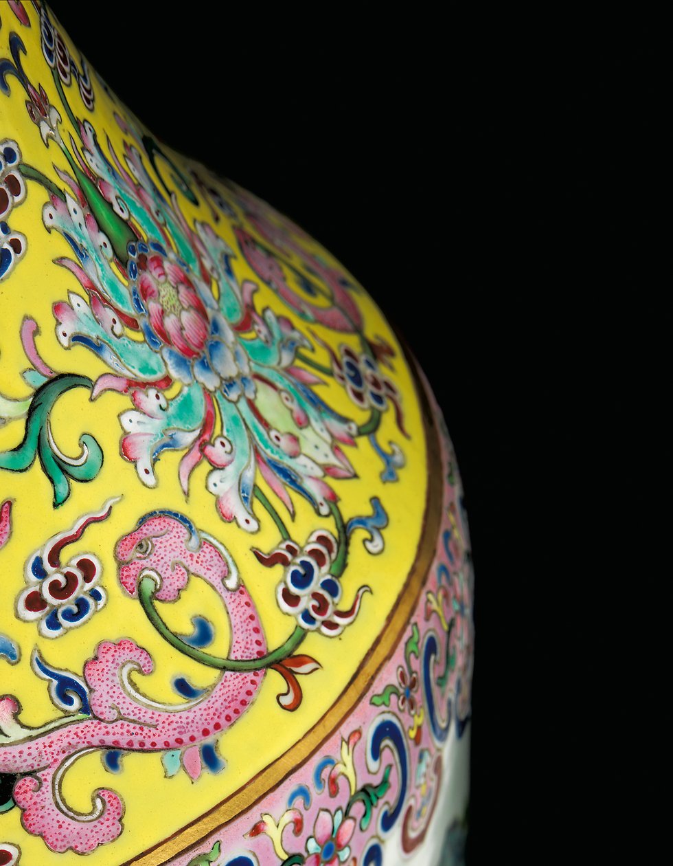 Detalhe de um de um par de vasos de rosas da família imperial (cerâmica) de Qing Dynasty   Jiaqing Period Chinese School