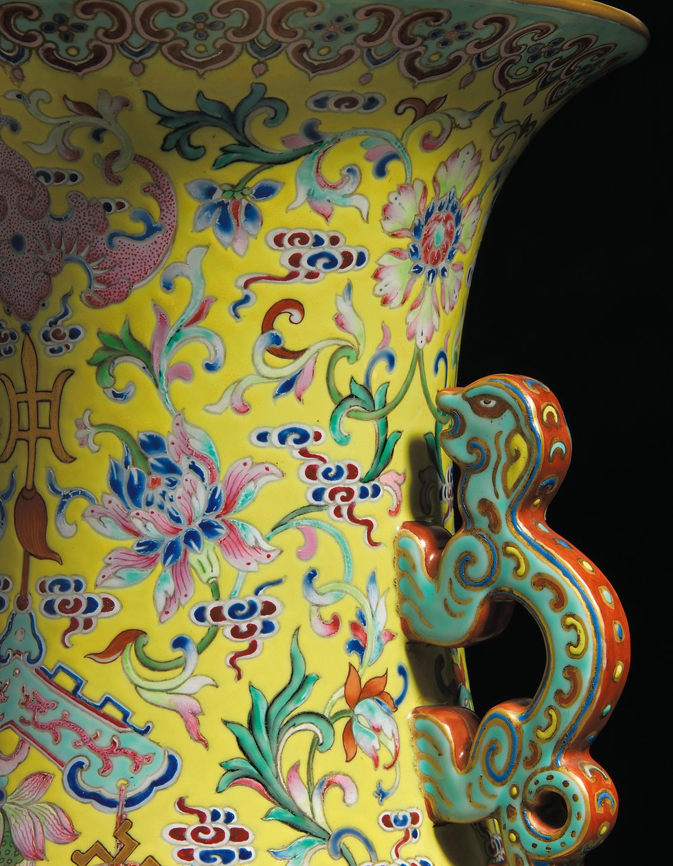 Detalhe de um de um par de vasos de rosas da família imperial (cerâmica) de Qing Dynasty   Jiaqing Period Chinese School