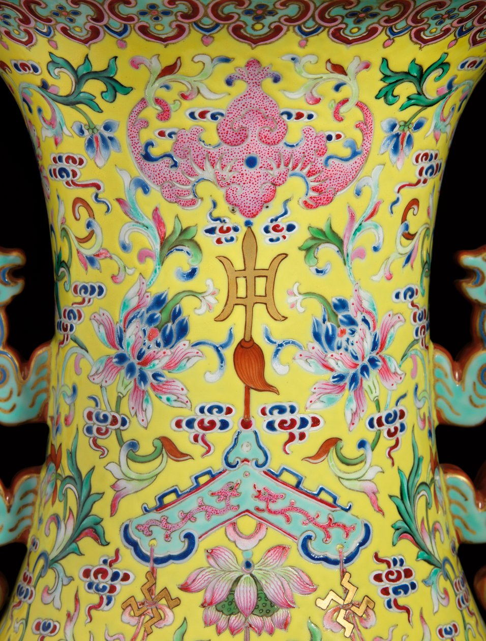 Detalhe de um de um par de vasos de rosas da família imperial (cerâmica) de Qing Dynasty   Jiaqing Period Chinese School