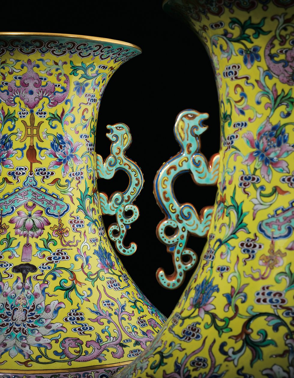 Detalhe de um par de vasos de rosas da família imperial (cerâmica) de Qing Dynasty   Jiaqing Period Chinese School