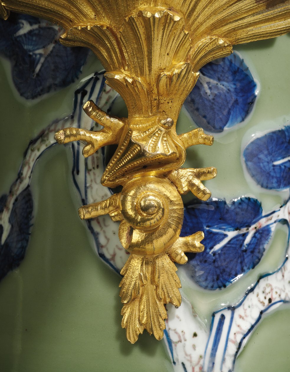 Uma de um par de velas Luís XV, porcelana 1662-1722, monta c.1745-49 (porcelana montada em ormolu) de Qing Dynasty - Kangxi Period Chinese