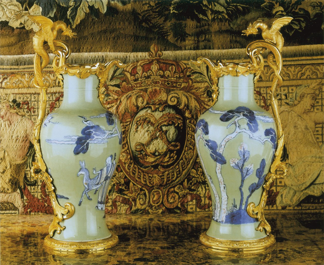 Um par de velas Luís XV, porcelana 1662-1722, montagens c.1745-49 (porcelana montada em Ormolu) de Qing Dynasty   Kangxi Period Chinese School