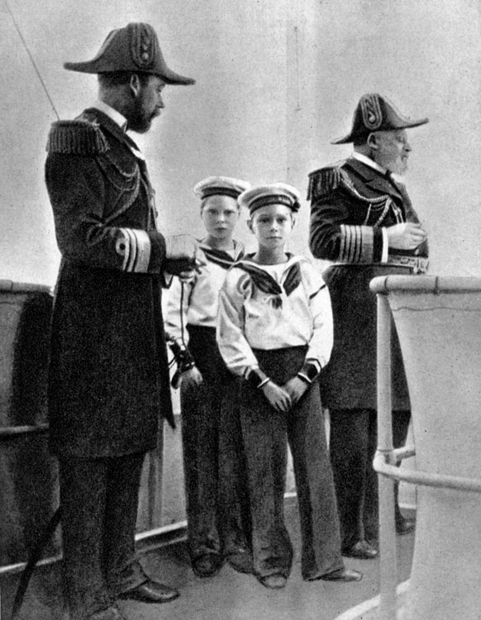Rei Edward VII 1841-1910 com seu filho George 1865-1936 e seus dois netos mais velhos, 1908 de Queen Alexandra