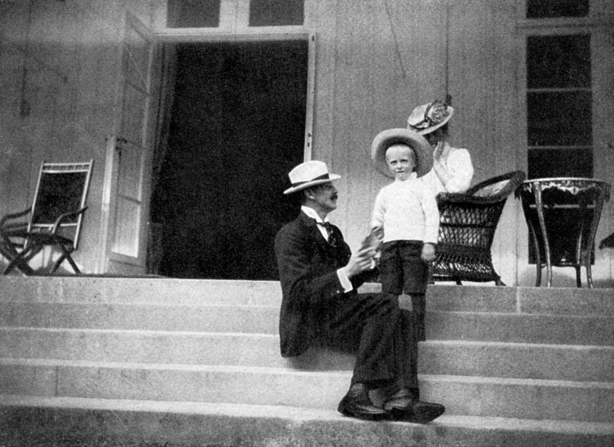 Rei Haakon VII da Noruega, seu filho Olav e princesa Victoria em Bygdøy, Noruega, 1908. de Queen Alexandra
