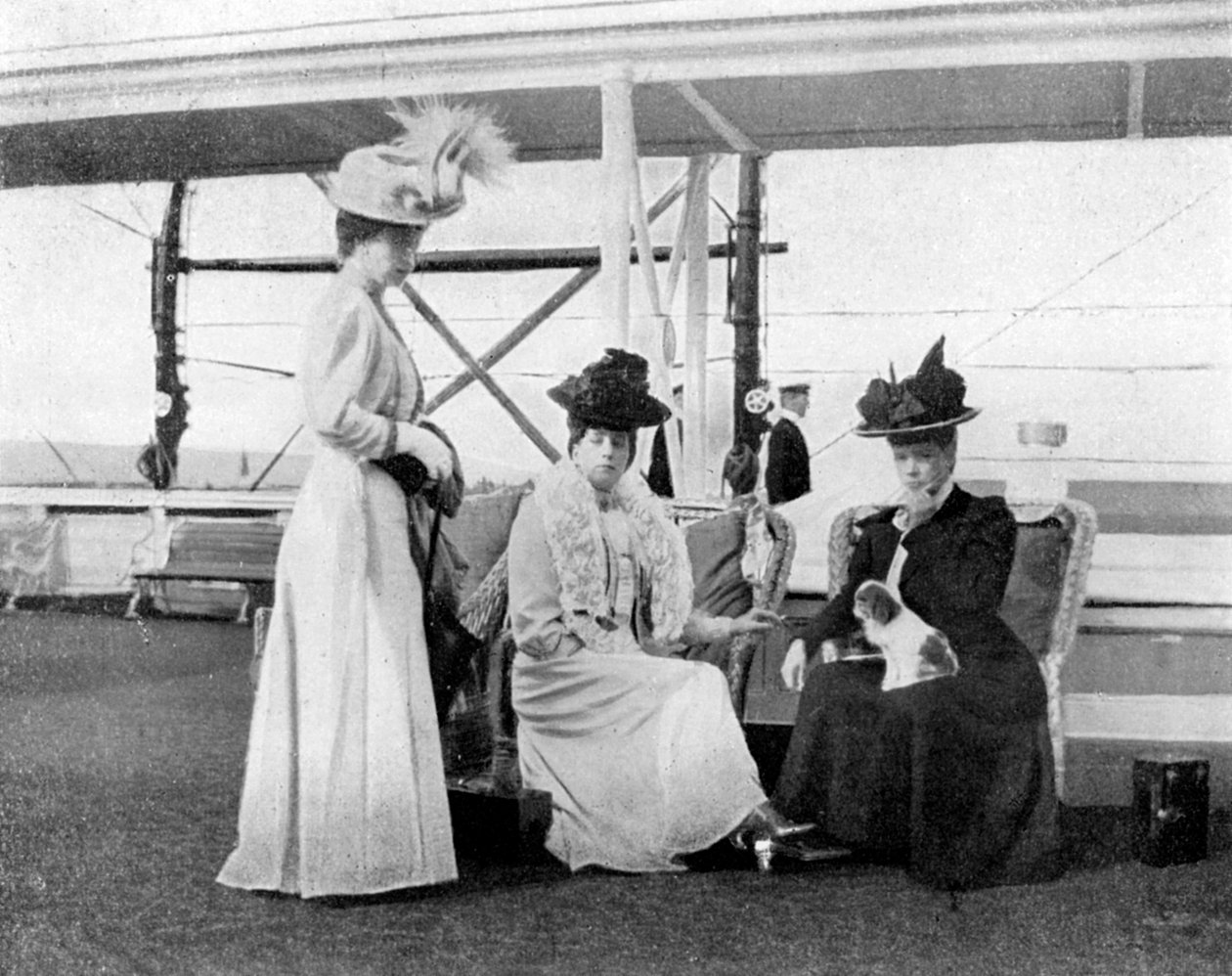 A bordo do iate real Victoria e Albert III, 1908. de Queen Alexandra