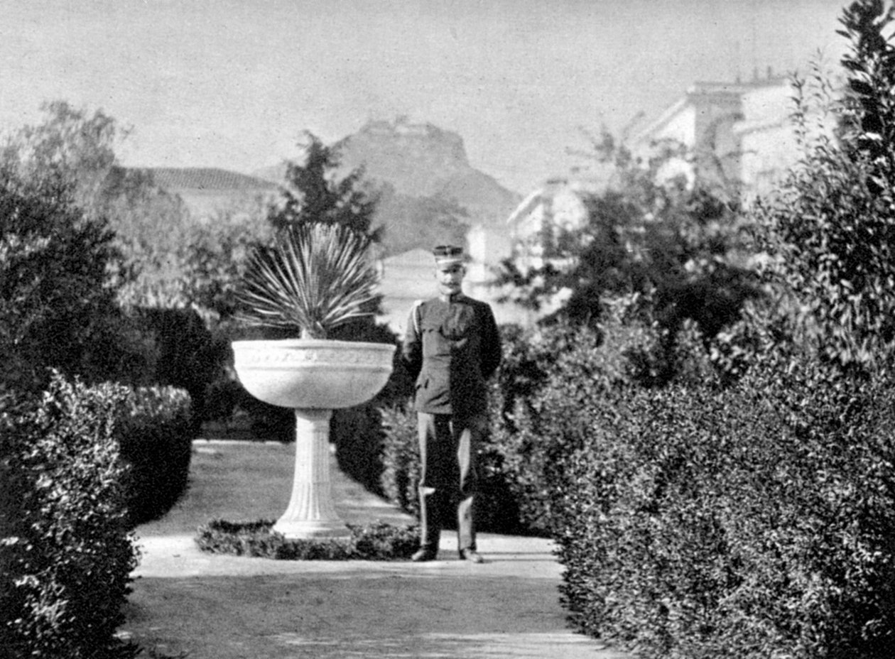 Príncipe Constantine 1868-1923, o duque de Esparta, em seu jardim em Atenas, 1908. de Queen Alexandra