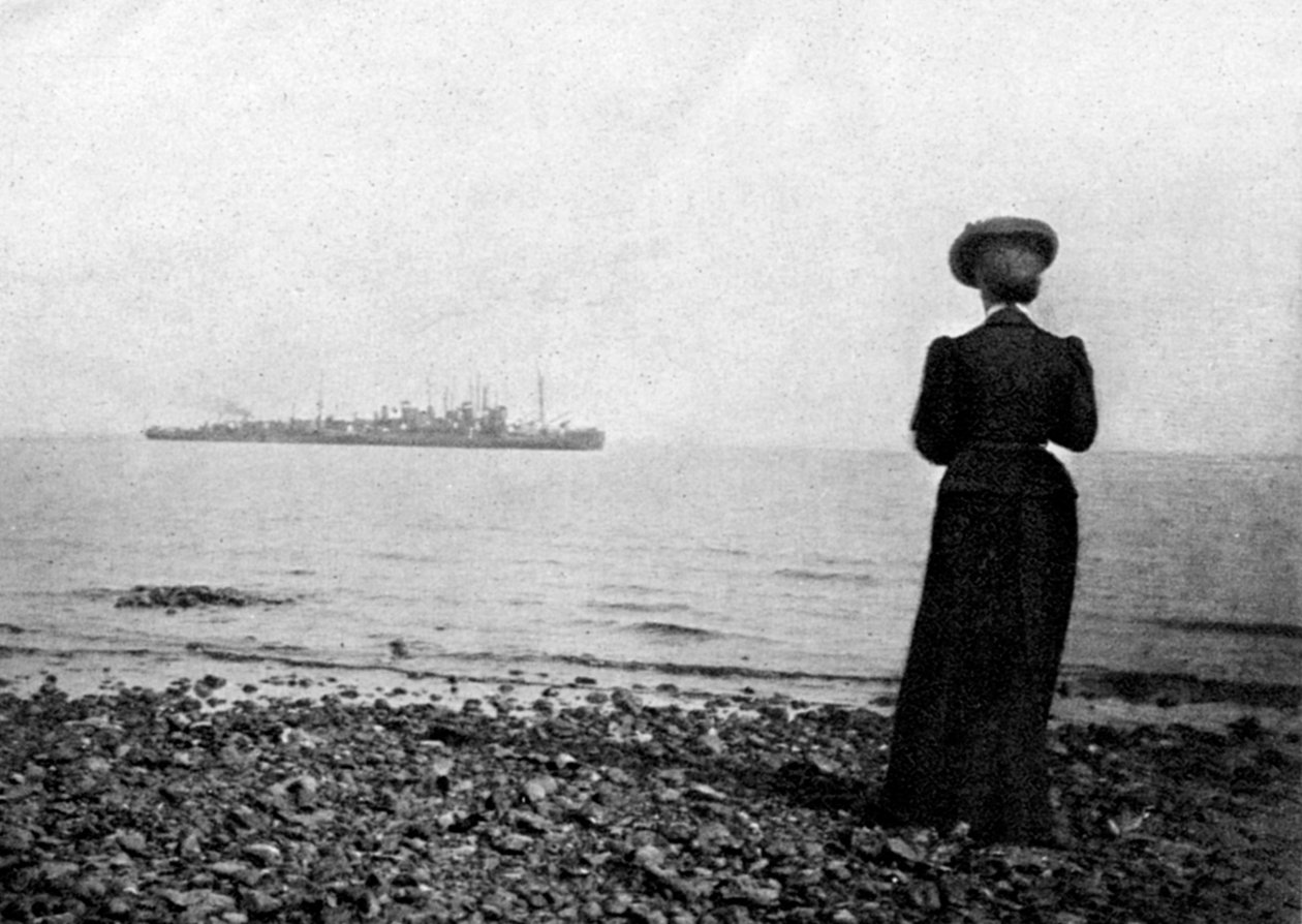 A imperatriz Maria Feodorovna olhando para um navio dinamarquês perto de Hvidovre, Dinamarca, 1908. de Queen Alexandra