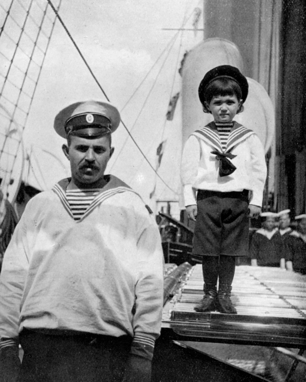 O pequeno Caesarevitch com seu amigo marinheiro, 1908. de Queen Alexandra