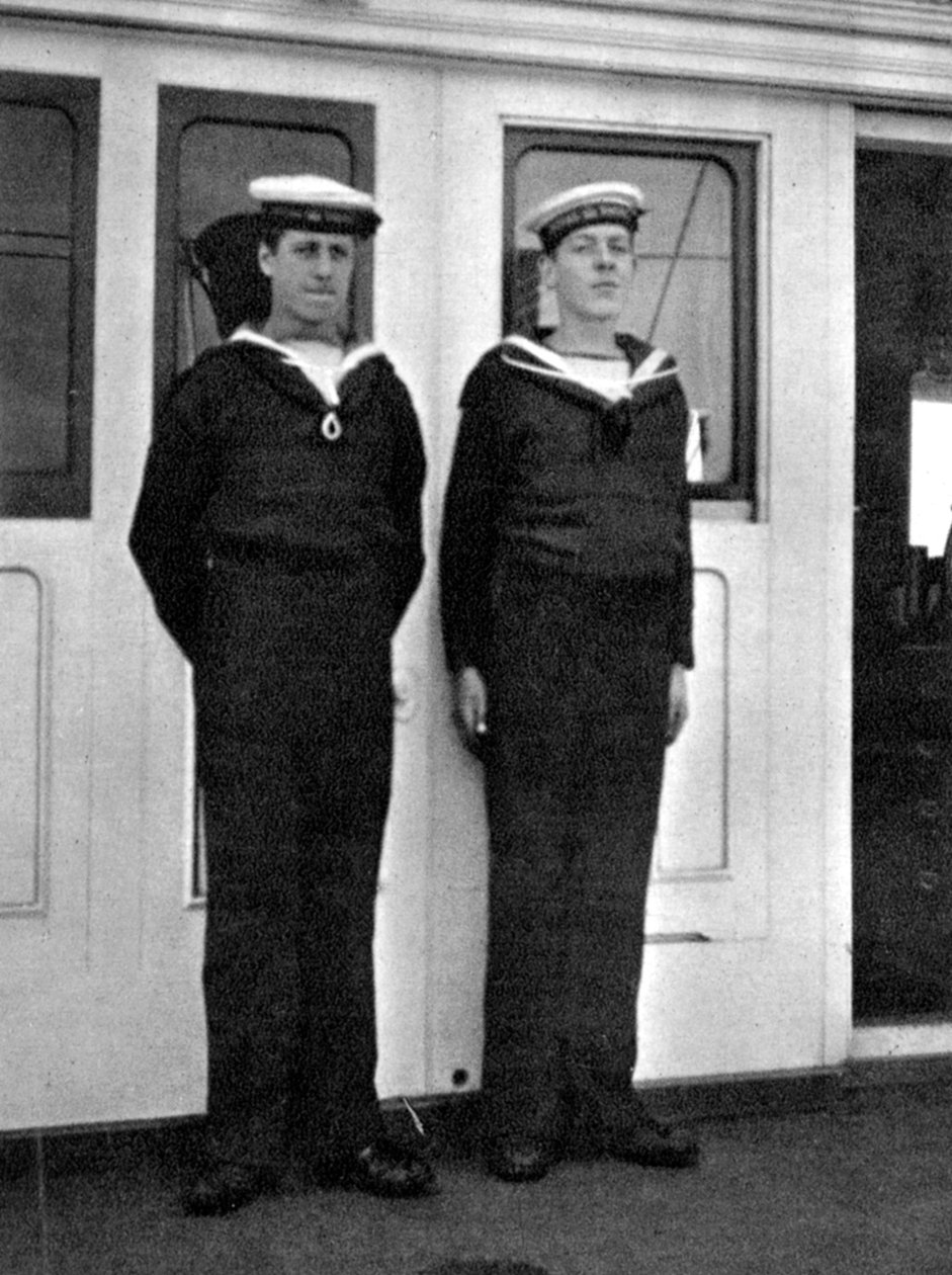 Dois meninos de navios no iate real Victoria e Albert III, 1908. de Queen Alexandra
