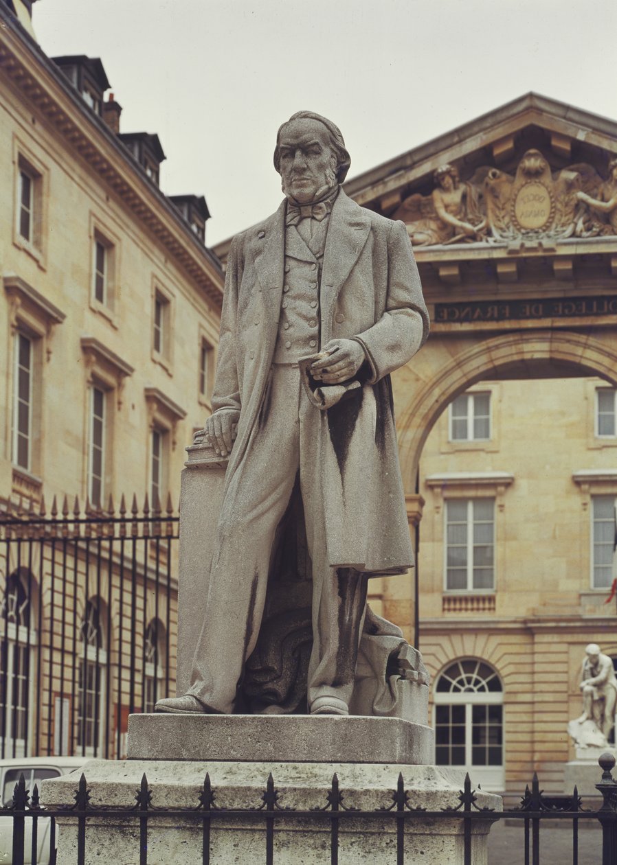 Estátua de Claude Bernard (1813-1878) fora do College de France de R. Coudegues