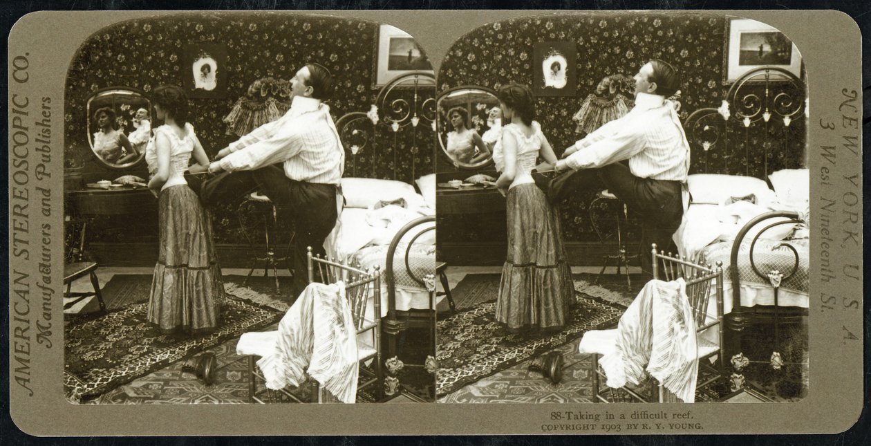 Cartão estereoscópico representando uma mulher a ser atada a um espartilho, publicado pela American Stereoscopic Company de R.Y Young