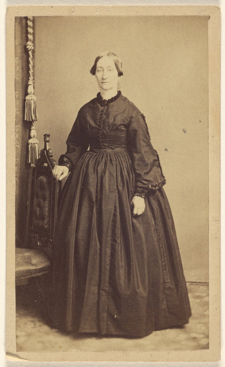 [Mulher não identificada, de pé]. de R. A. Lord