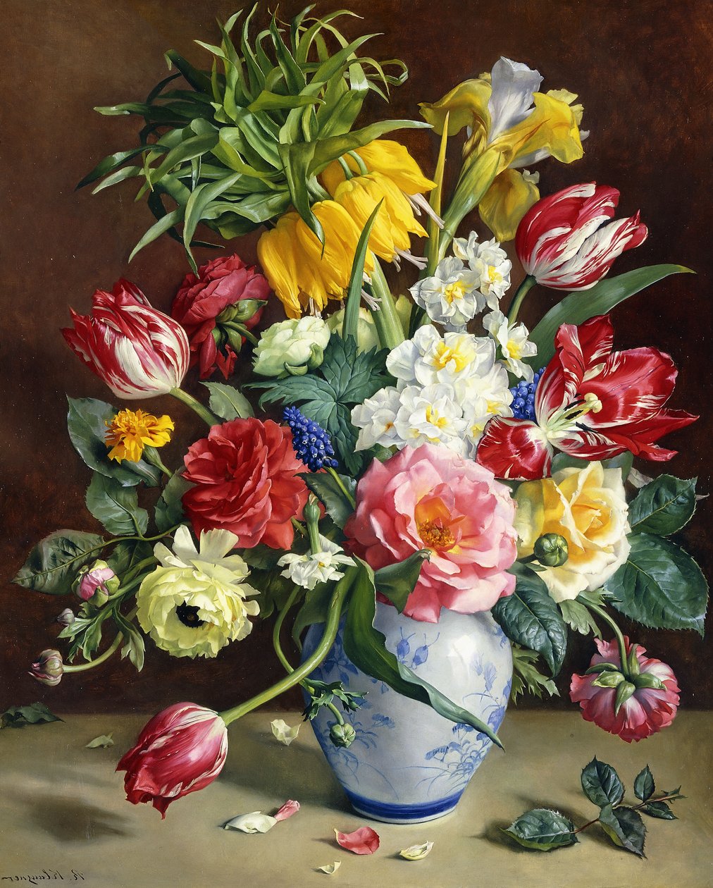 Tulipas, rosas, narcisos e outras flores em um vaso azul e branco de R. Klausner