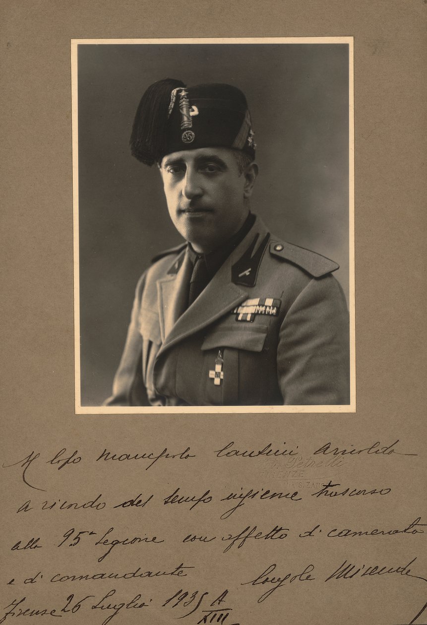 Álbum "MVSN- Blackshirts": Console da Milícia em uniforme, 19/07/35 (foto a p/b) de R. Petrelli