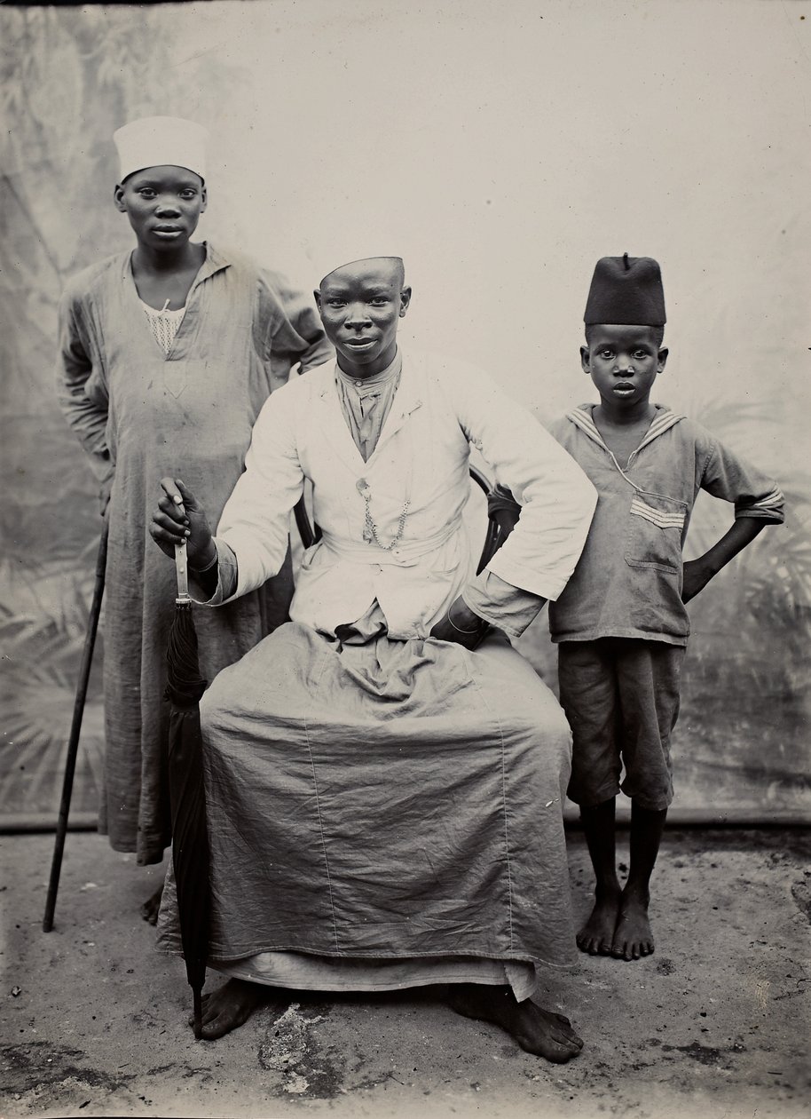 Homem e dois meninos, Tanzânia (impressão de prata de gelatina) de R. V. Pereira
