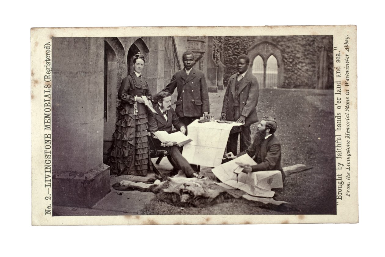 Tom e Agnes Livingstone, Abdullah Susi, James Chuma e Horace Waller, Newstead Abbey, Inglaterra, junho de 1874 (impressão de albume) de R. and Son Allen