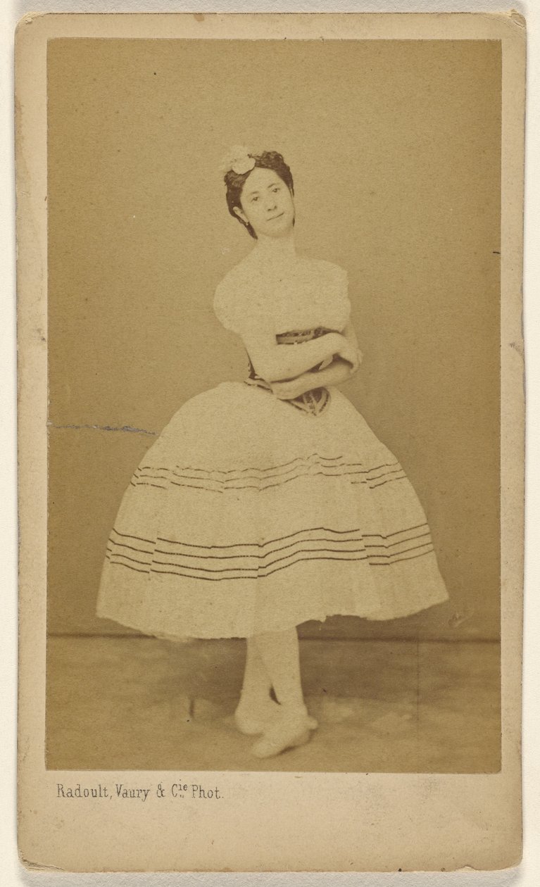 [Bailarina não identificada, de pé]. de Radoult and Vaury and Cie.