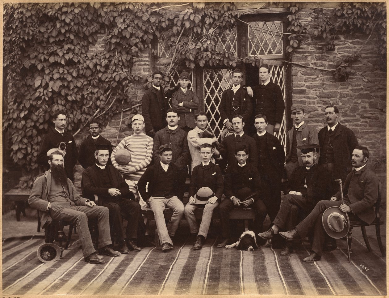 Alunos e professores das classes superiores da Bishop Cotton School, Shimla (verso) de Raja Deen Dayal
