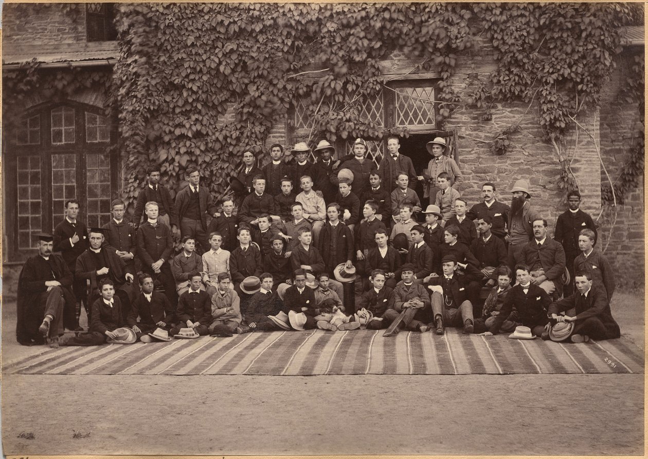 Alunos e pessoal do ensino médio, Bishop Cotton School, Shimla (verso) de Raja Deen Dayal
