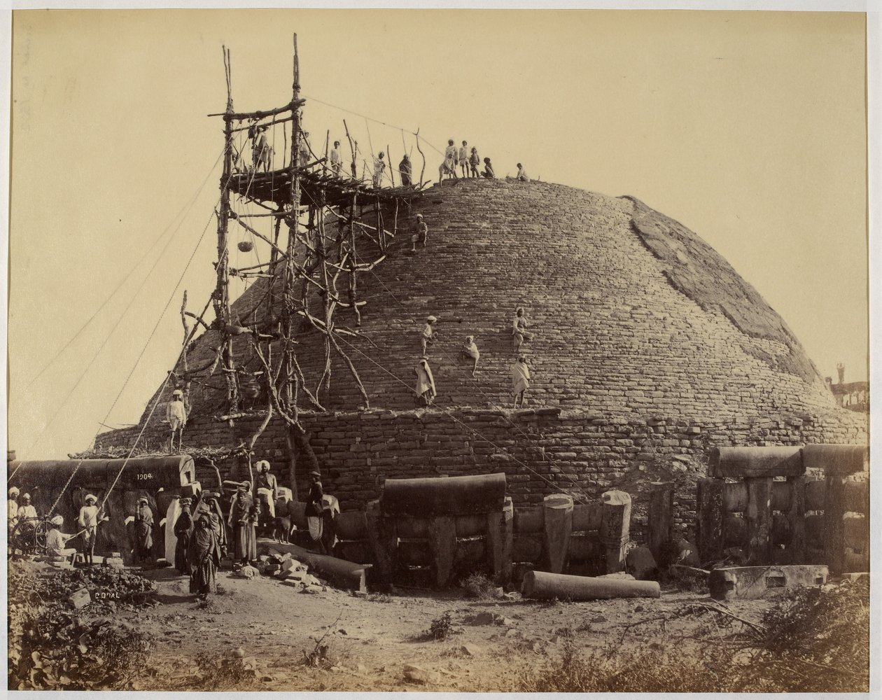 Sanchi stupa do sudoeste durante reparações de Raja Deen Dayal