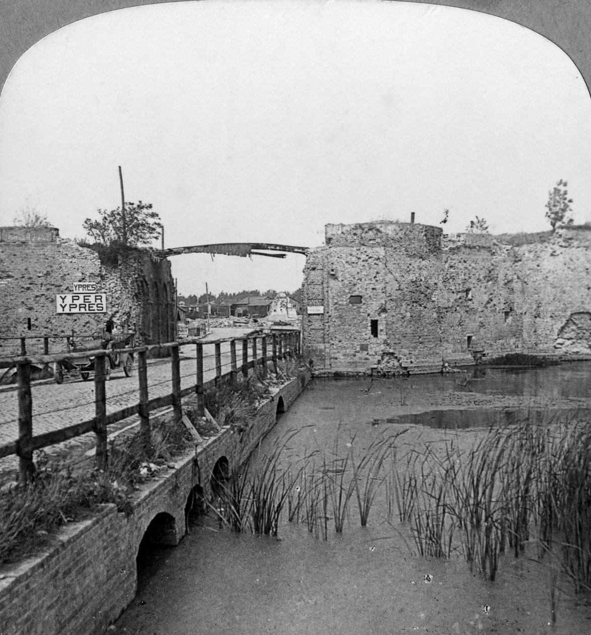 Muralhas do século XIV e Lille Gate, Ypres, Bélgica, Primeira Guerra Mundial, c1914-c1918. de Realistic Travels Publishers