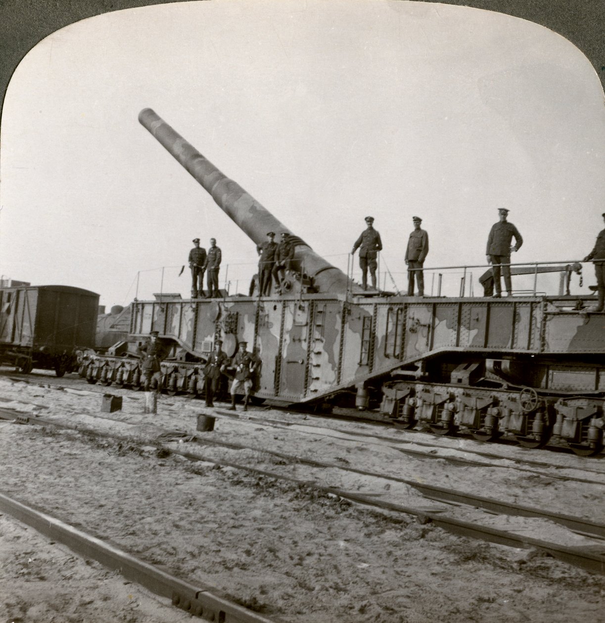 Arma ferroviária de 16 polegadas que pulverizou a Linha Hindenburg, Primeira Guerra Mundial, França, 1917-1918. de Realistic Travels Publishers