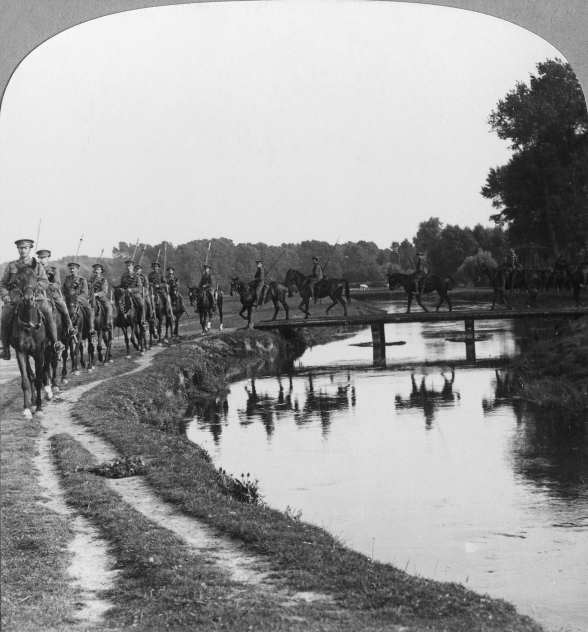 Um regimento da cavalaria de Allenbys atrás da linha, Ypres, Bélgica, Primeira Guerra Mundial, c1914-c1917. de Realistic Travels Publishers