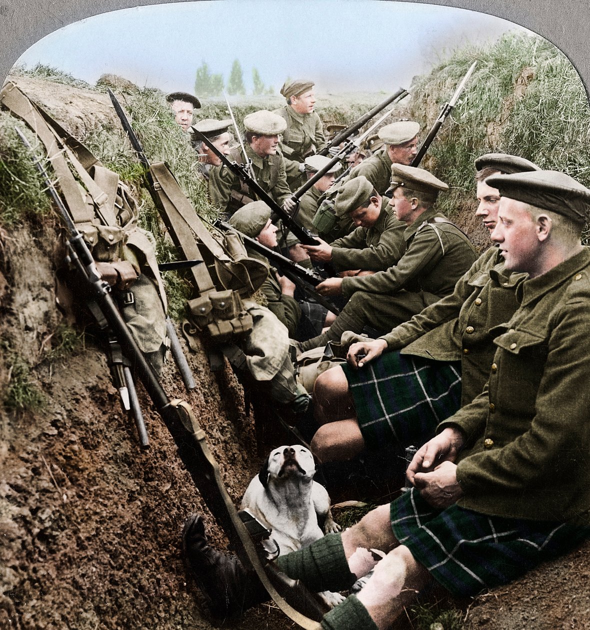 Uma seção de Seaforth Highlanders arrebatando momentos de descanso, Primeira Guerra Mundial, c1914-c1918 de Realistic Travels Publishers
