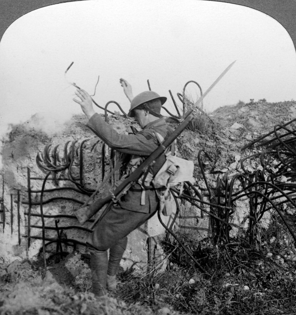 Um soldado desencadeia uma armadilha, Primeira Guerra Mundial, 1914-1918. de Realistic Travels Publishers