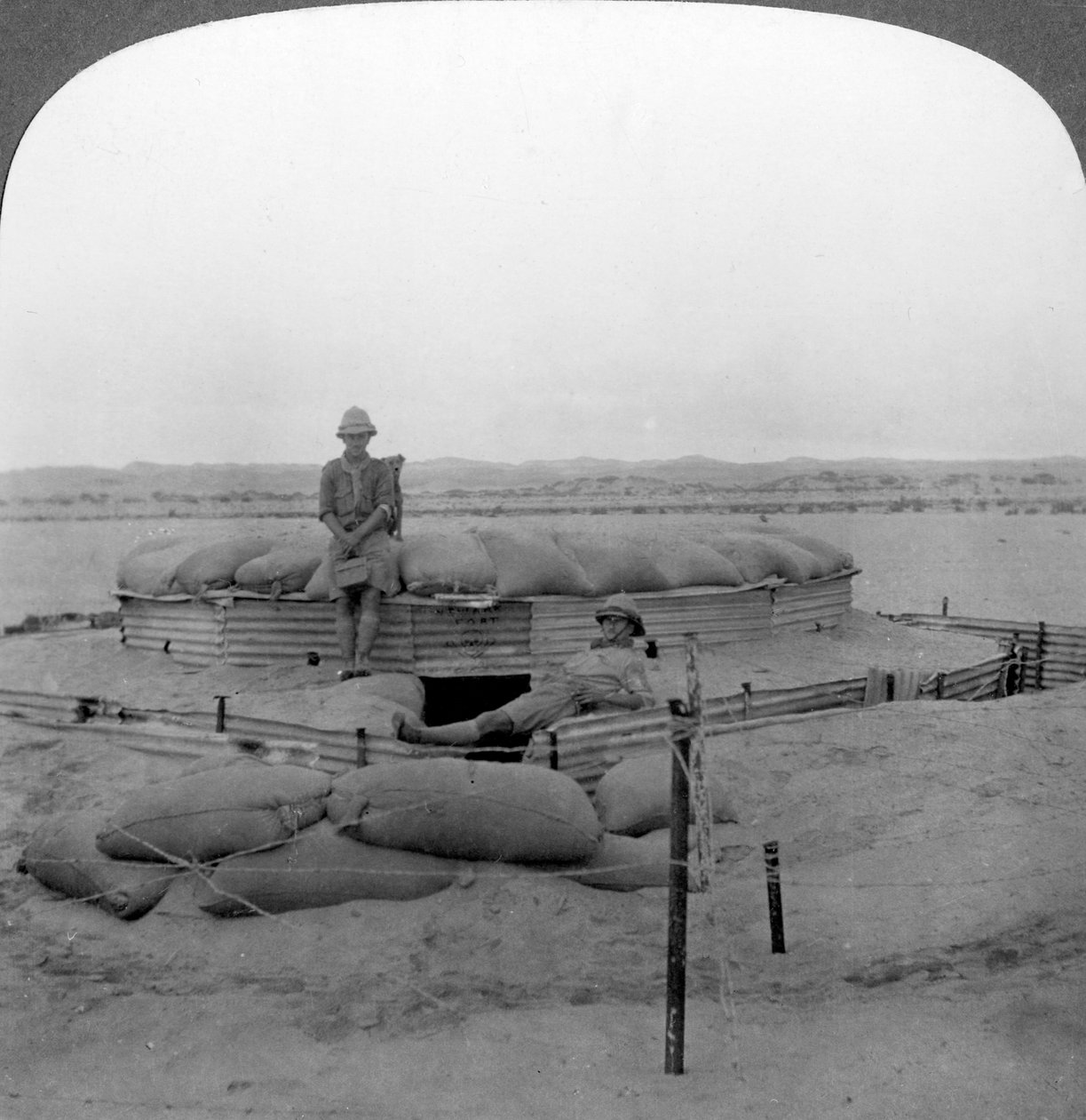 Um palafita de areia exclusivo, sudoeste da África, Primeira Guerra Mundial, c1915 de Realistic Travels Publishers