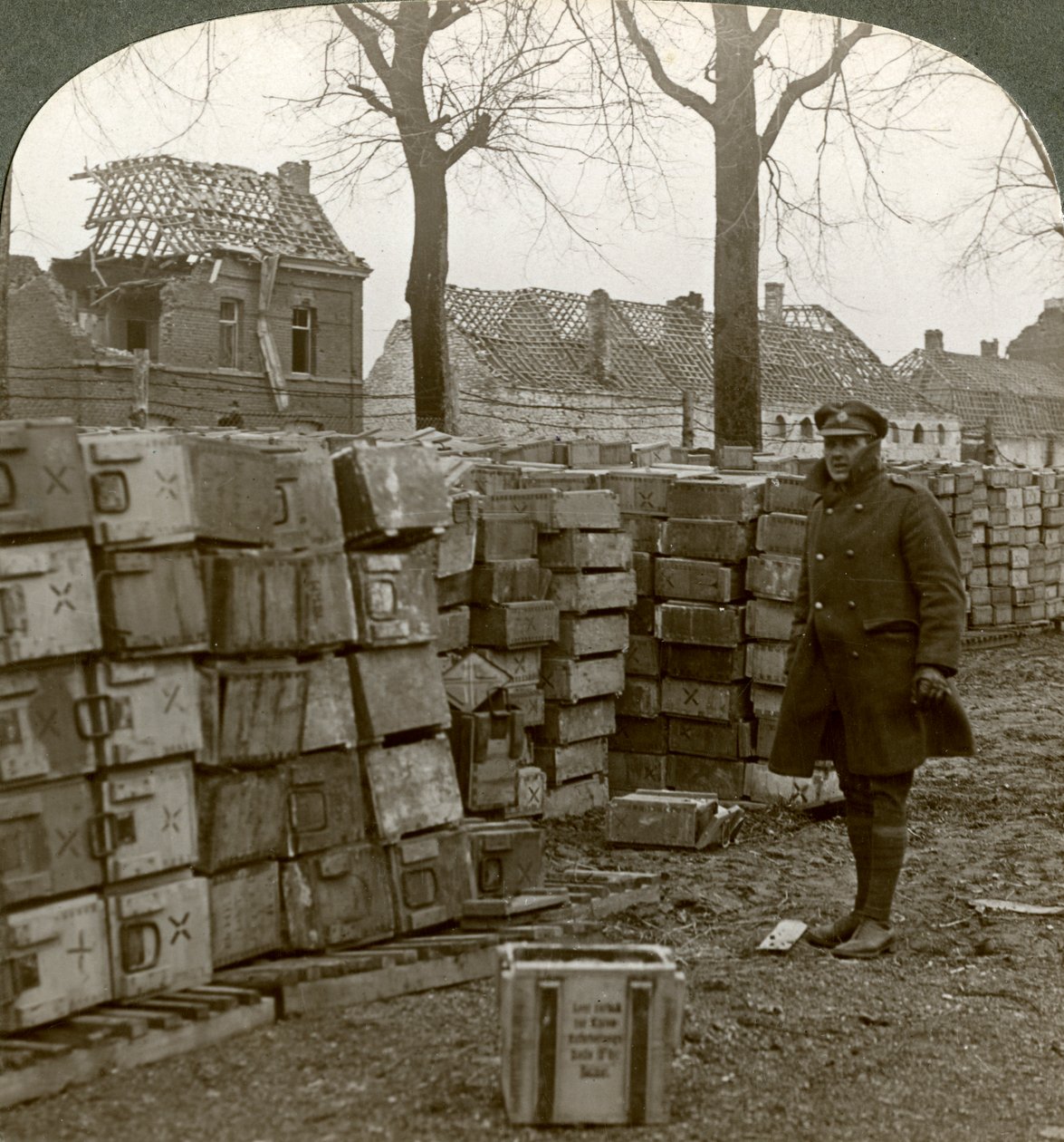 Munições alemãs abandonadas perto de Cambrai, Primeira Guerra Mundial, 1914-1918. de Realistic Travels Publishers