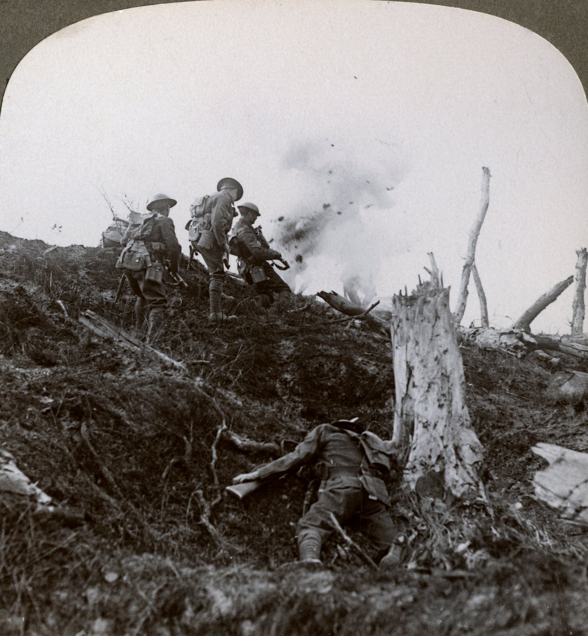 Avance pela terra de No Mans para assaltar as linhas alemãs, Primeira Guerra Mundial, 1914-1918 de Realistic Travels Publishers
