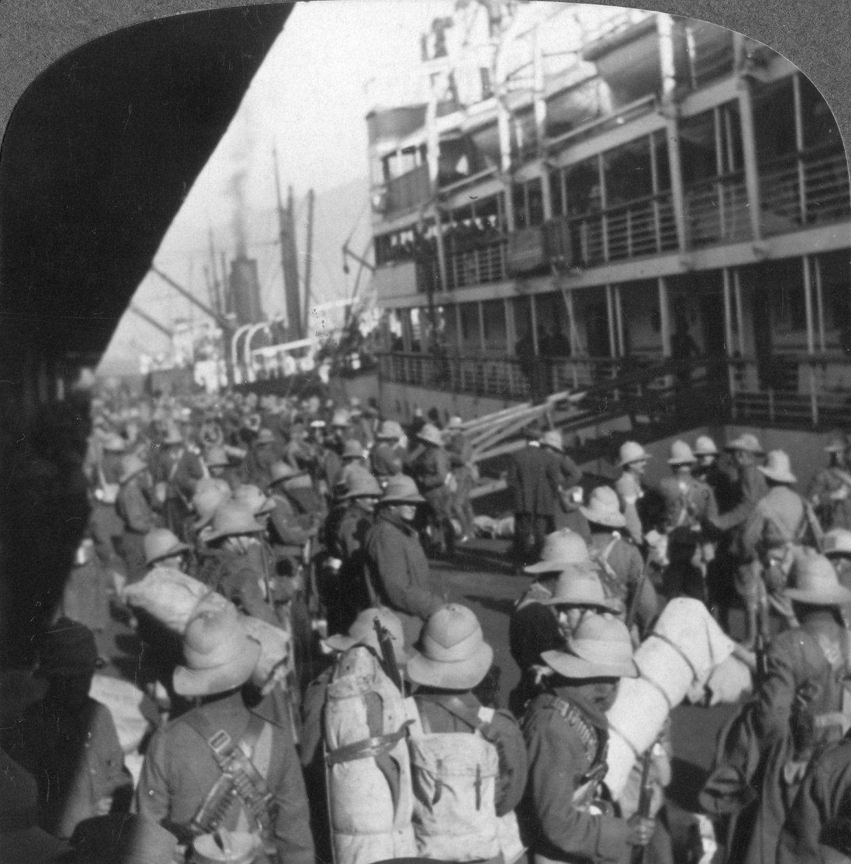 Filhos de Africas navegando para a Inglaterra, Corpo de Aviação a bordo de transporte, Primeira Guerra Mundial, c1914-c1918 de Realistic Travels Publishers