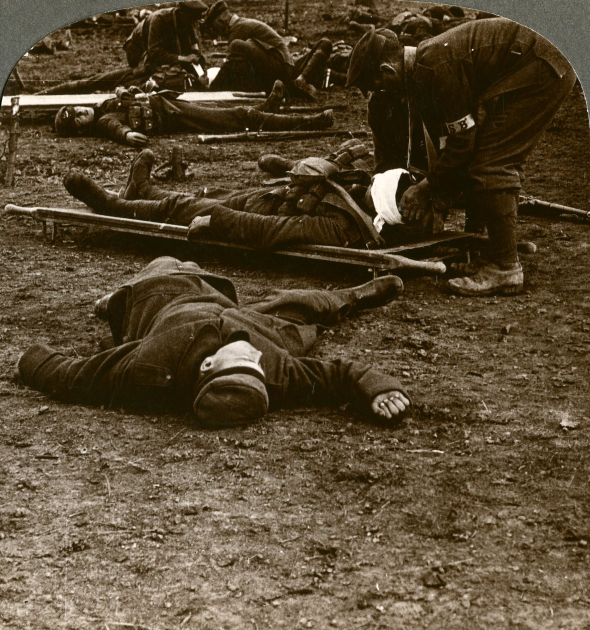 Após a tempestade e o estresse da batalha, cuidando dos feridos, Primeira Guerra Mundial, 1914-1918. de Realistic Travels Publishers