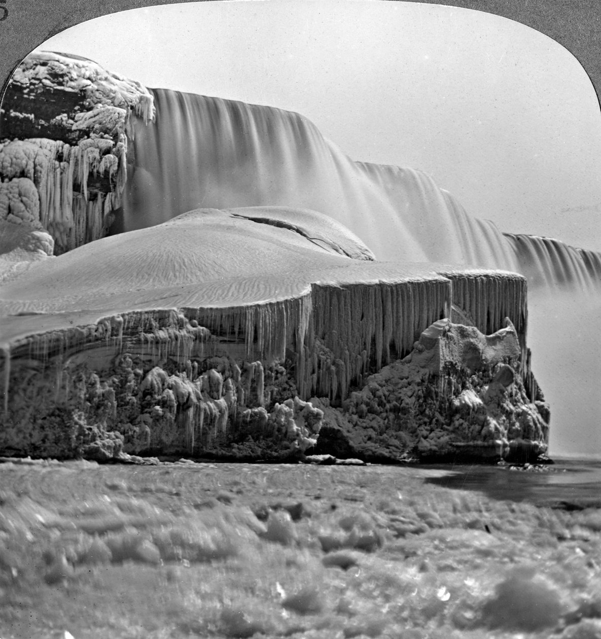 American Falls, Niagara Falls, no inverno, Nova York, EUA. de Realistic Travels Publishers