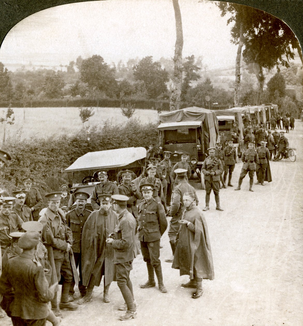 O comboio de munição estacionou em uma pista de Flandres que aguarda ordens, Primeira Guerra Mundial, 1914-1918. de Realistic Travels Publishers