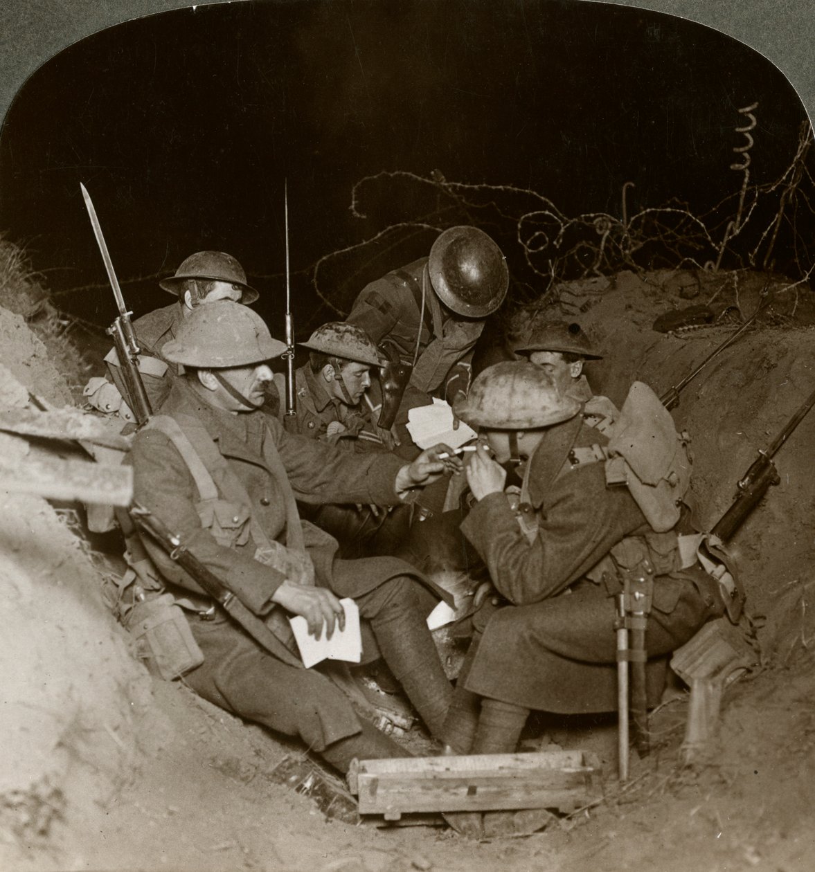 Uma noite nas trincheiras de reserva em Beaumont Hamel, França, Primeira Guerra Mundial, 1914-1918 de Realistic Travels Publishers