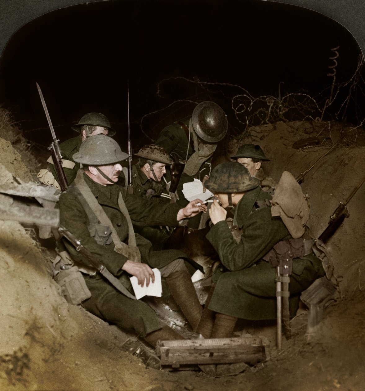 Uma noite nas trincheiras de reserva em Beaumont Hamel, França, Primeira Guerra Mundial, 1914-1918. de Realistic Travels Publishers