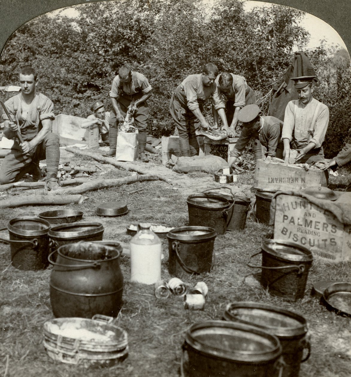 Exército cozinha preparando uma refeição, Primeira Guerra Mundial, 1914-1918. de Realistic Travels Publishers