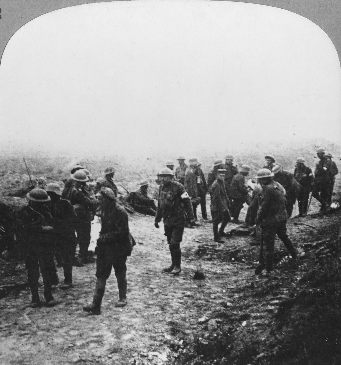 Atendendo aos feridos na estrada Menin, Ypres, Flandres, Bélgica, Primeira Guerra Mundial, c1914-c1918 de Realistic Travels Publishers
