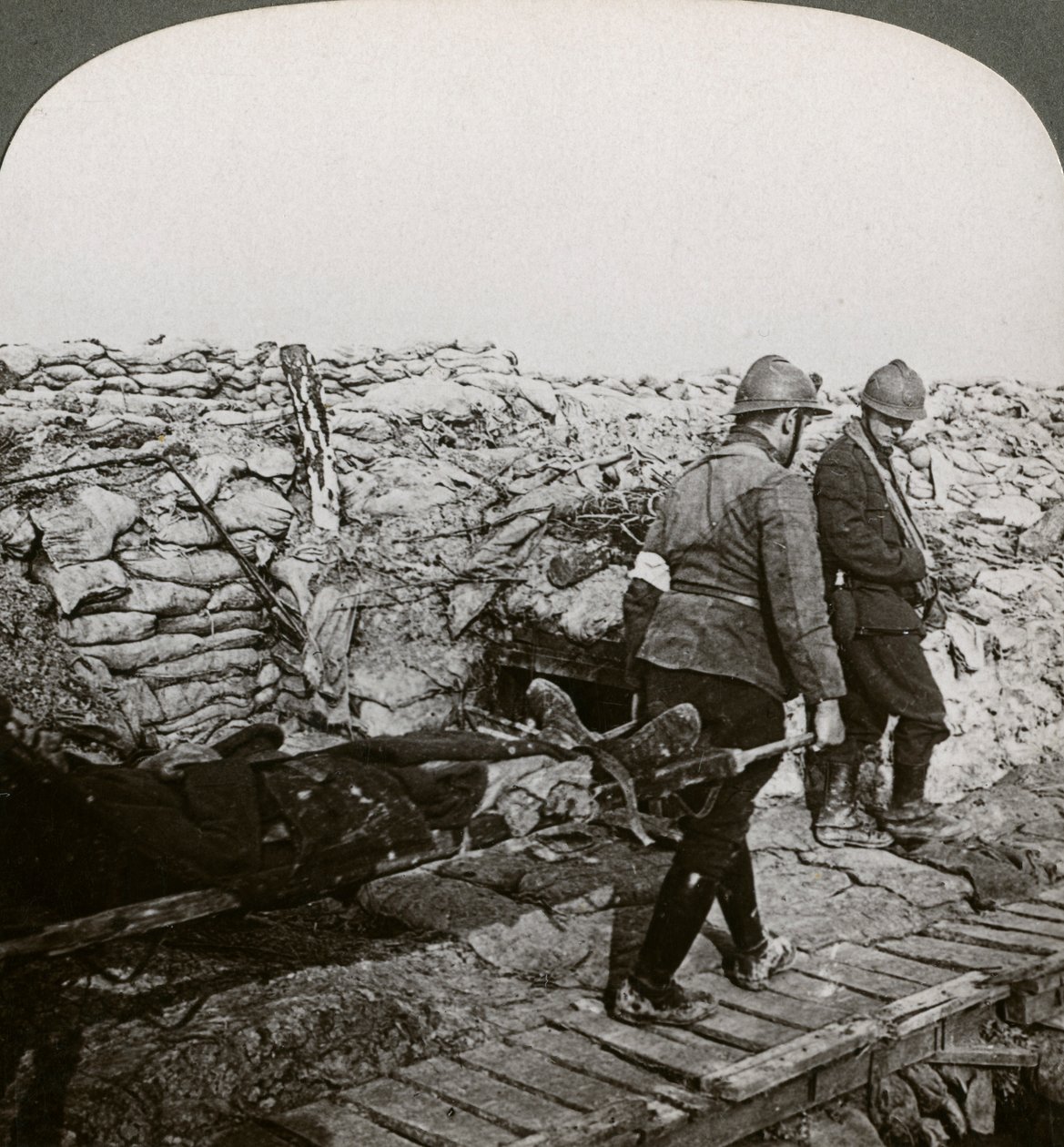 Portadores de maca belgas carregando feridos em uma trincheira, Dixmude, Bélgica, Primeira Guerra Mundial, 1914-1918. de Realistic Travels Publishers
