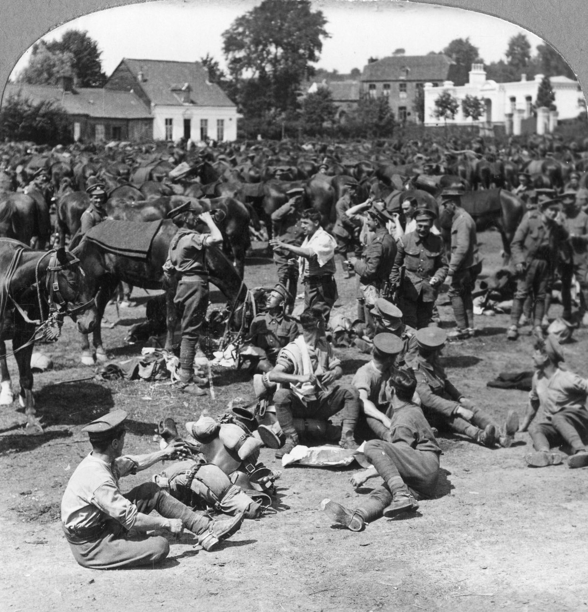 Tropas de cavalaria britânica descansando em uma vila francesa, Primeira Guerra Mundial, c1914-c1918 de Realistic Travels Publishers