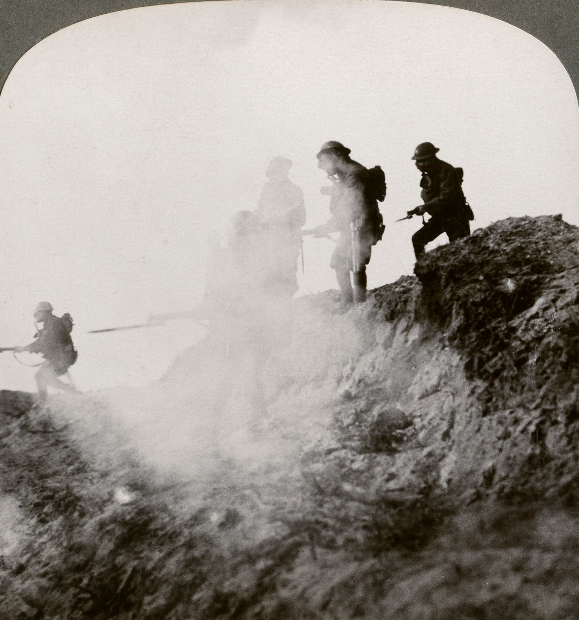 Soldados britânicos avançando sob a cobertura de gás e fumaça, França, Primeira Guerra Mundial, 1916 de Realistic Travels Publishers