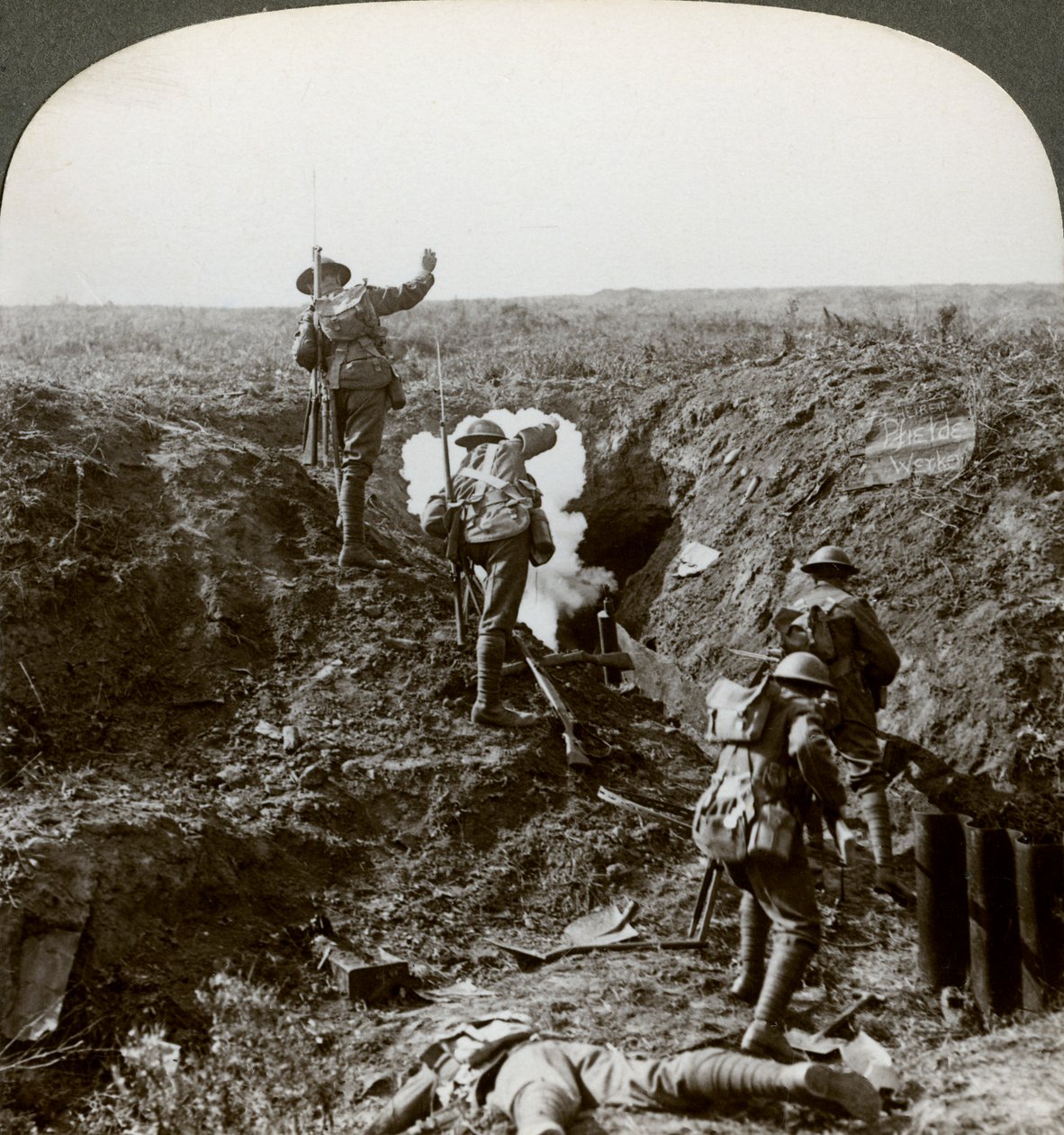 Soldados britânicos atacando a Linha Hindenburg, Primeira Guerra Mundial, 1917-1918. de Realistic Travels Publishers