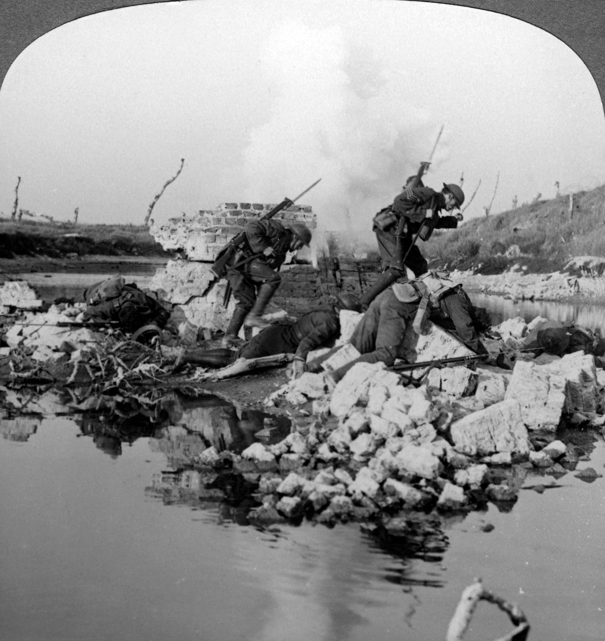 Soldados britânicos em ação no Canal Crozat, França, Primeira Guerra Mundial, 1914-1918. de Realistic Travels Publishers